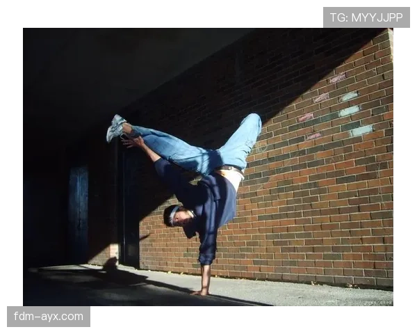 莫兰特又双叒夜店蹦迪了，这回还顺手买了辆限量超跑？