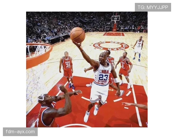 皮蓬无球跑动牵制防守，改变公牛进攻空间结构