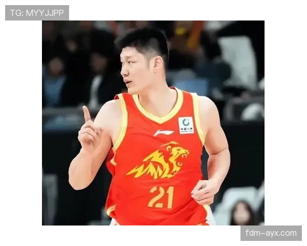 胡金秋穿得比导演还讲究，球场上一秒硬汉，生活里一本时尚杂志？